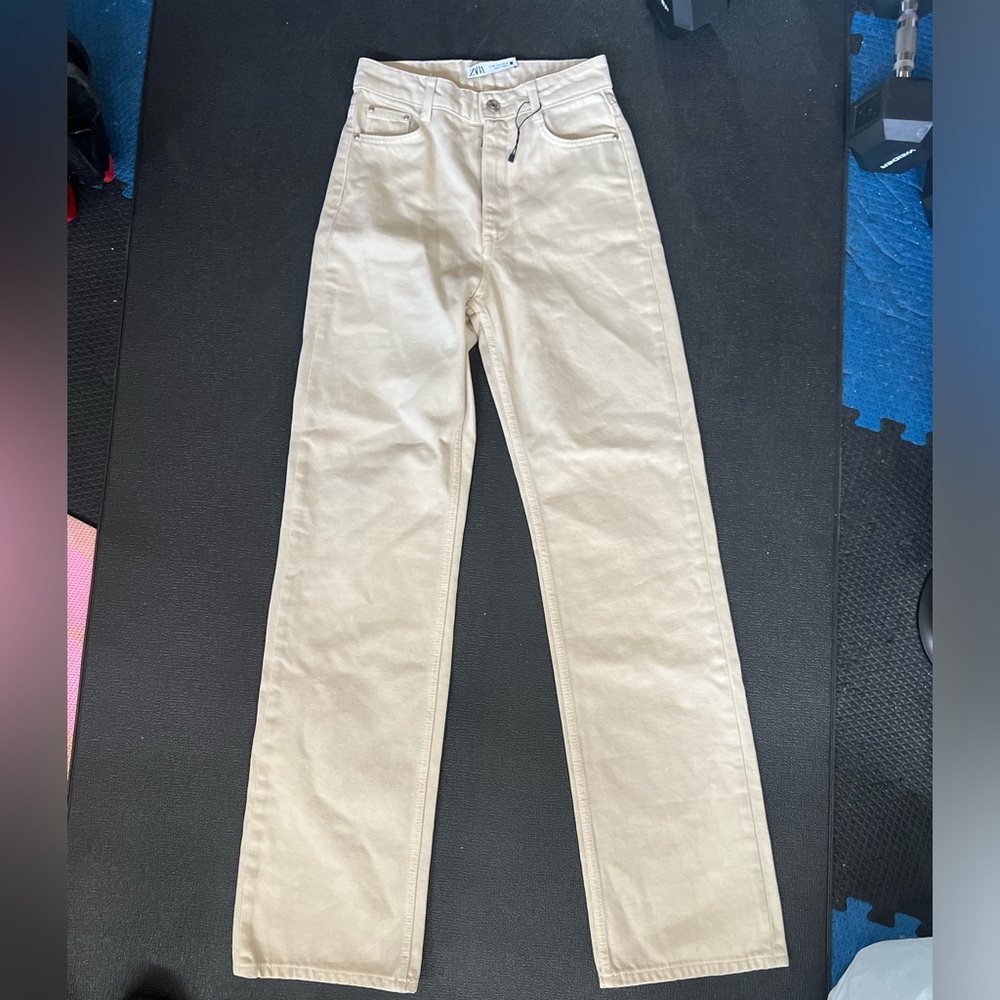 Zara jeans / the zipper is broken …new never wore
